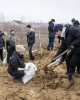 Помогают возводить дамбу 