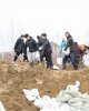 Помогают возводить дамбу 