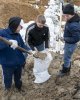 Помогают возводить дамбу 