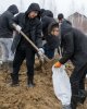 Помогают возводить дамбу 