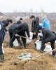 Помогают возводить дамбу 