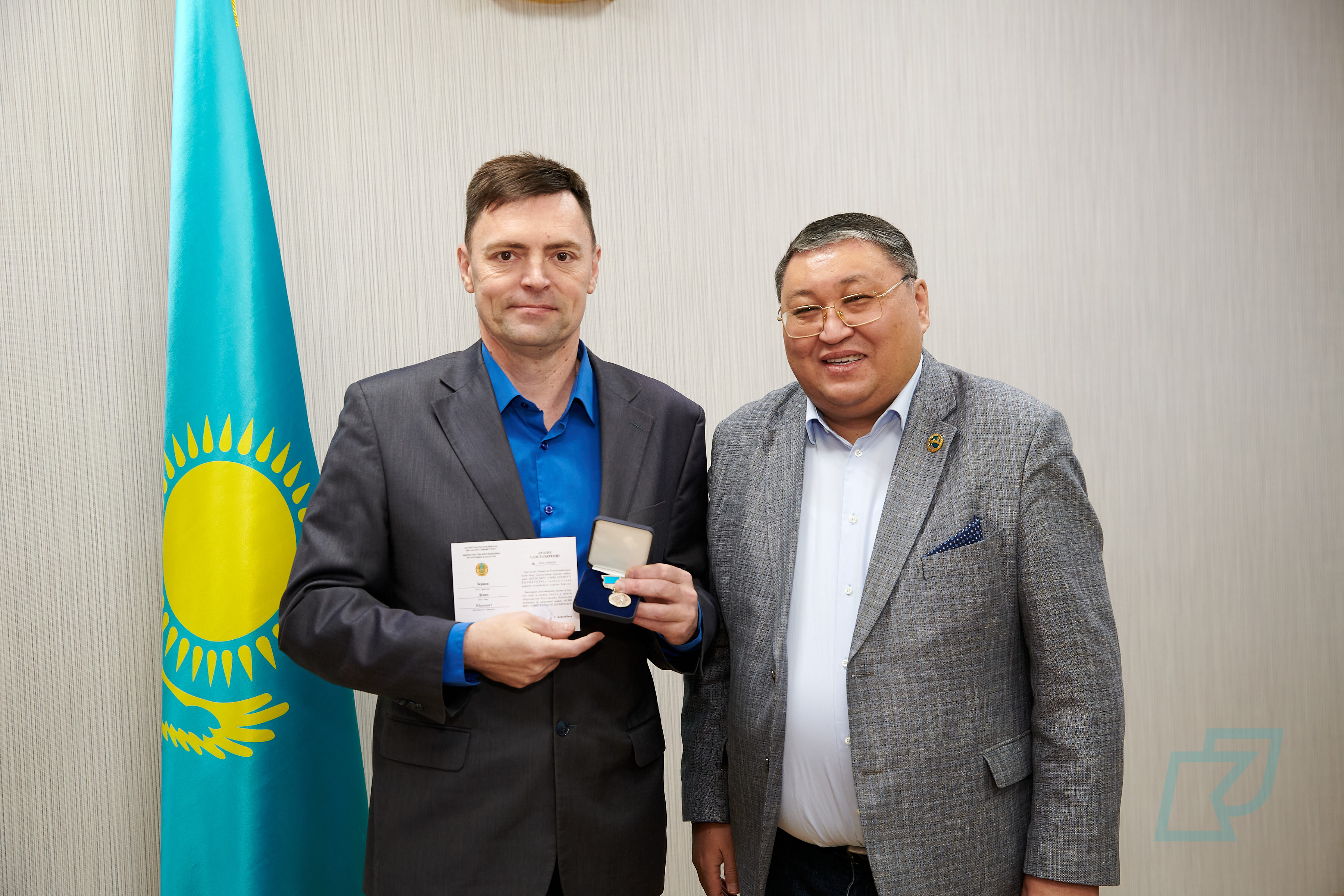 Қажырлы еңбектері үшін марапатталды