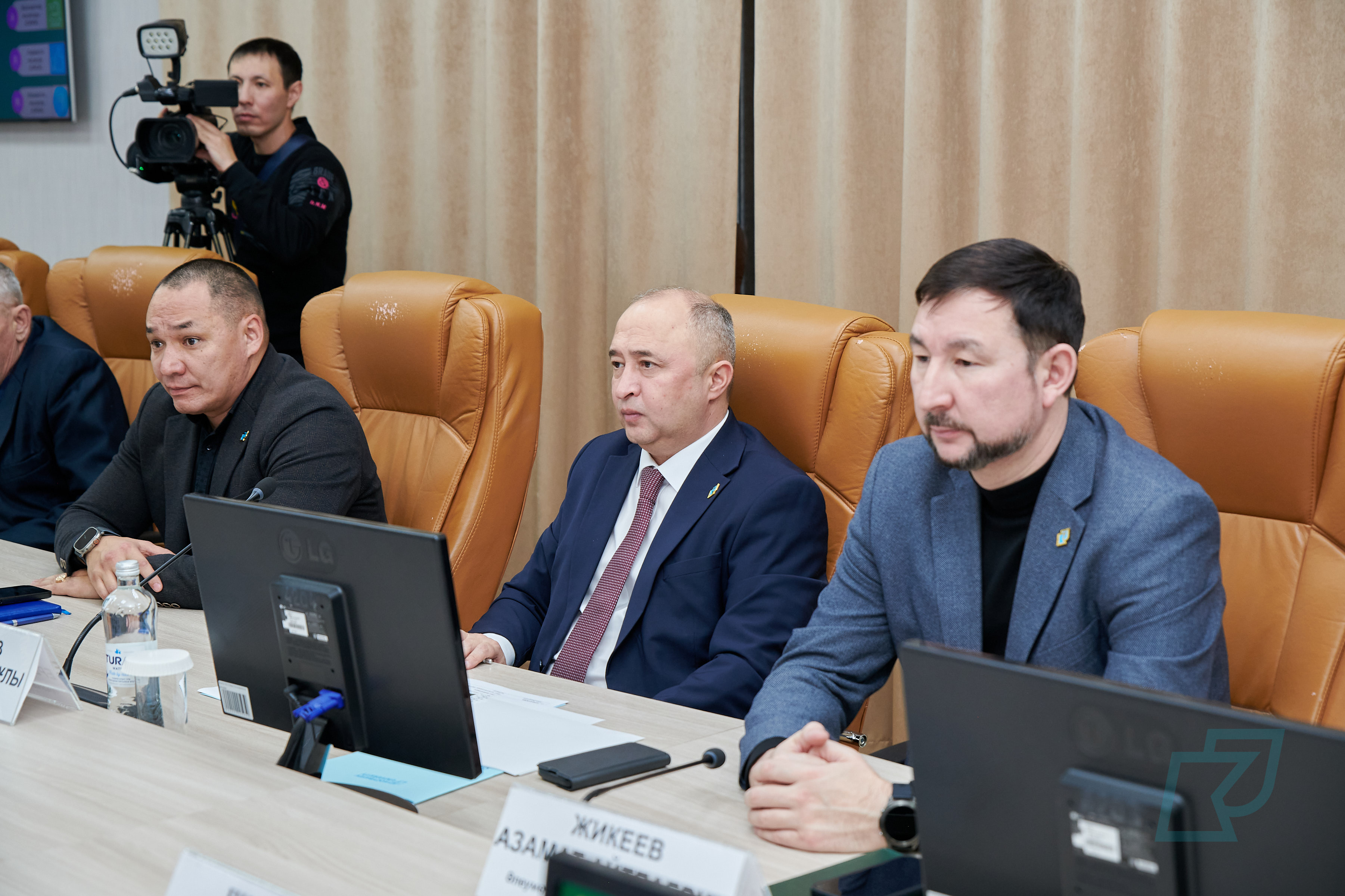 Түлектерді жұмысқа орналастыруға баса көңіл бөлеміз