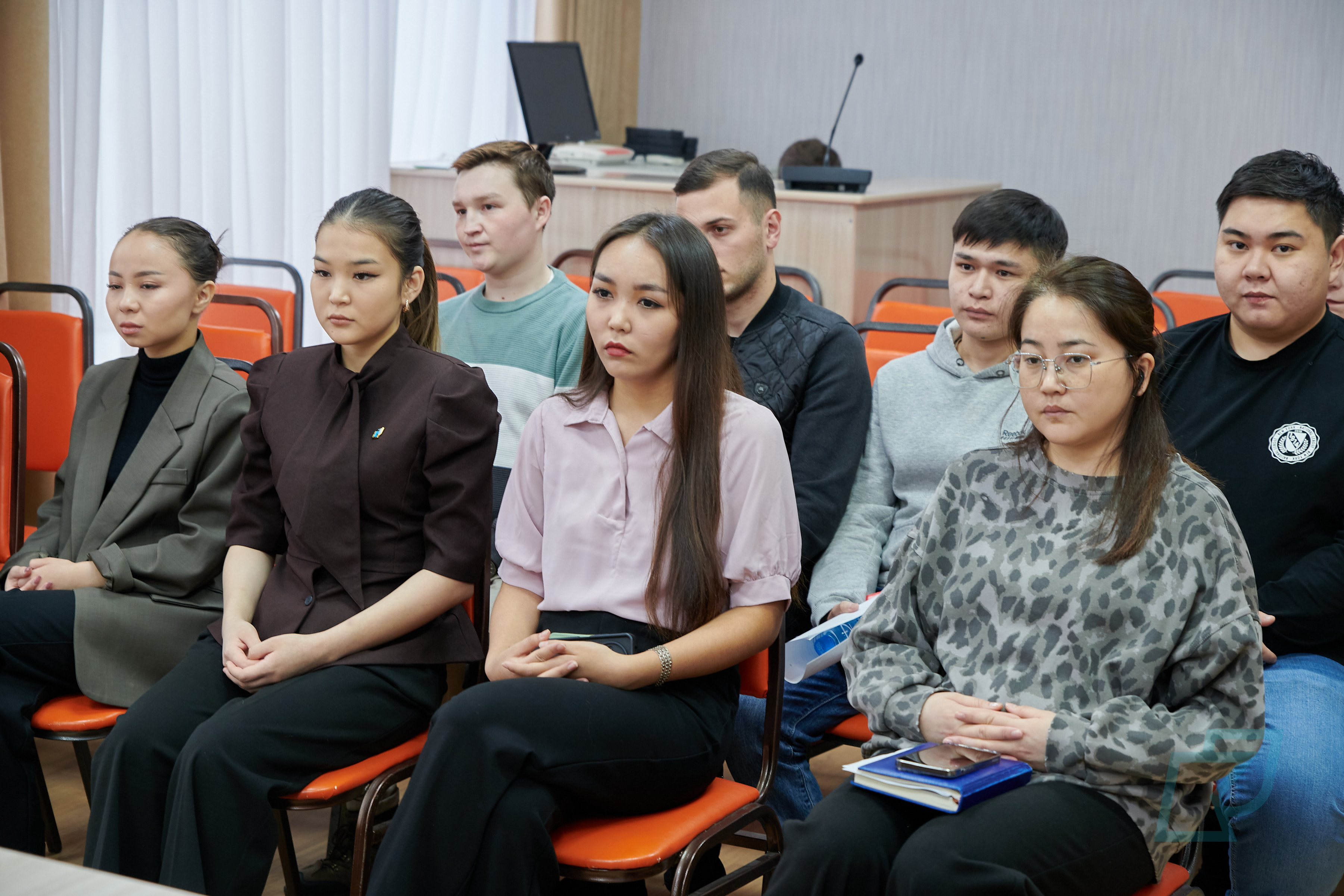 Түлектерді жұмысқа орналастыруға баса көңіл бөлеміз