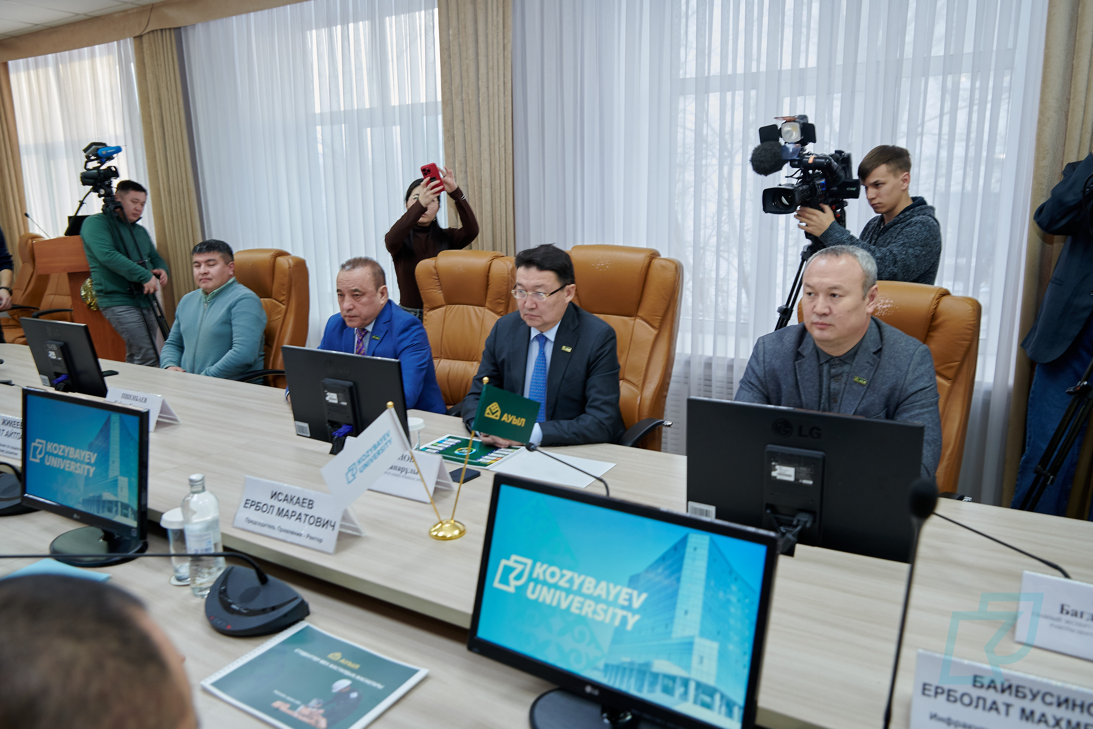 Түлектерді жұмысқа орналастыруға баса көңіл бөлеміз