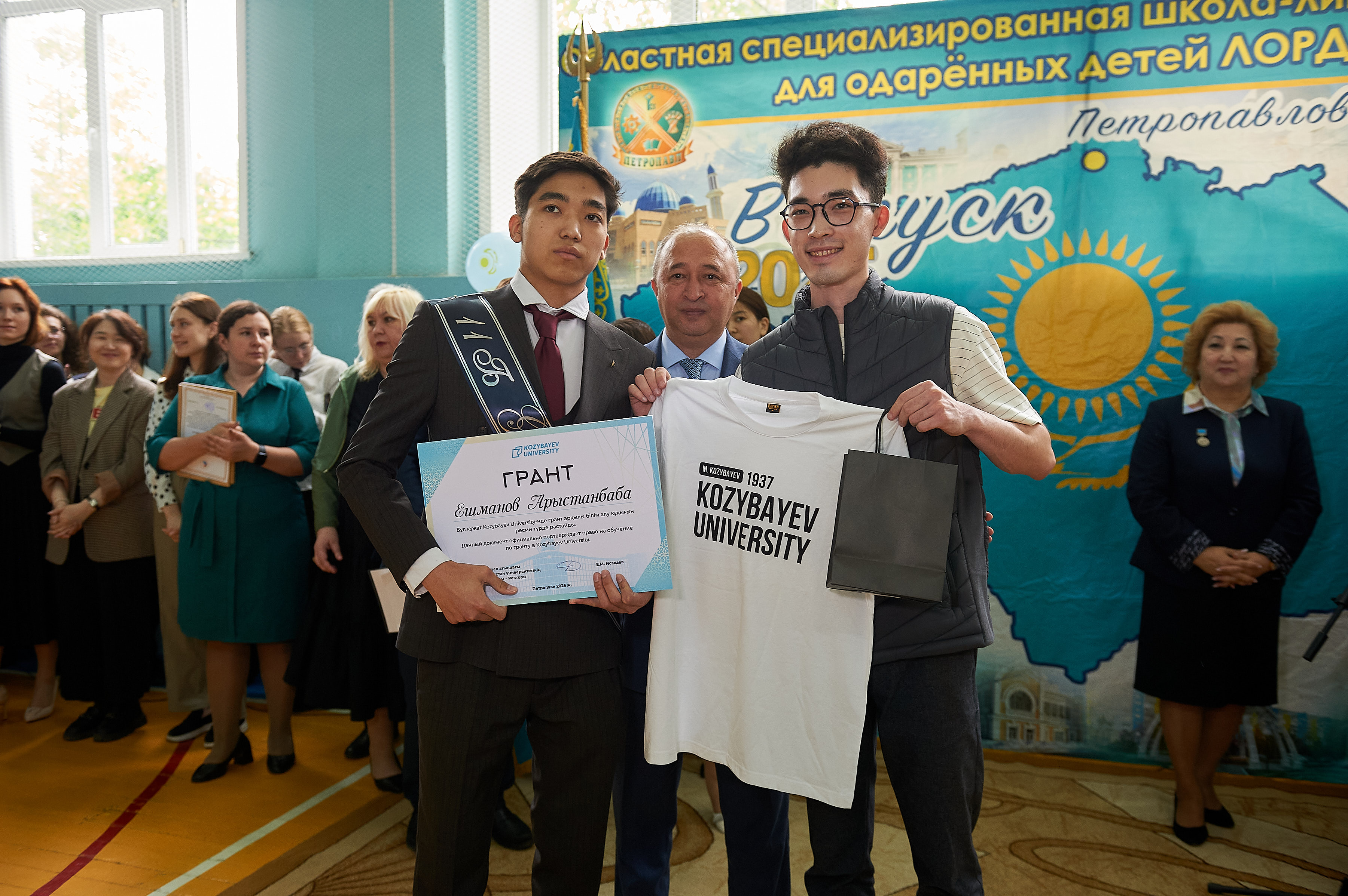 Қозыбаев университеті жастардың болашағына қамқорлықпен қарайды: мектеп түлектеріне білім гранттары тапсырылды
