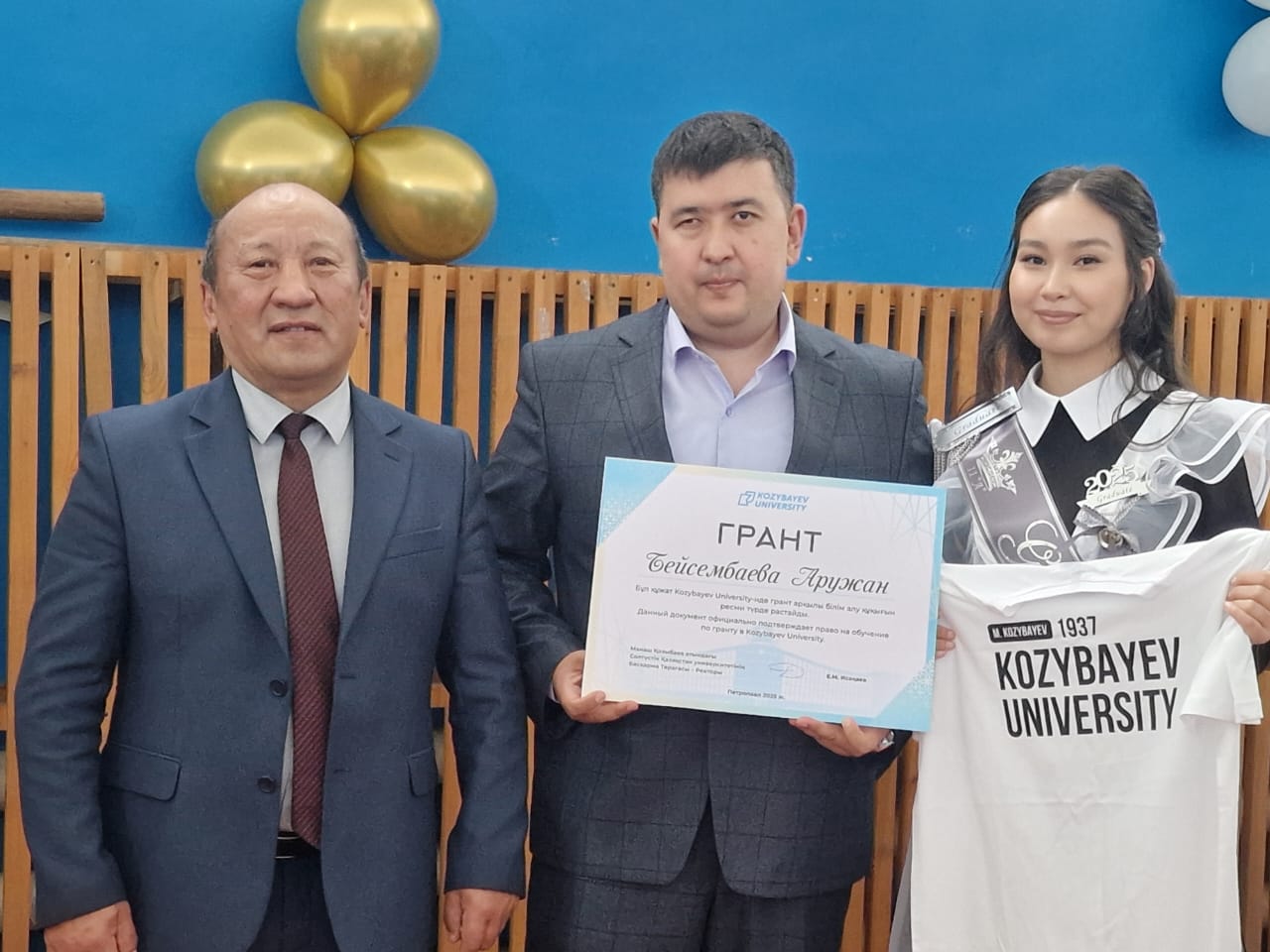 Қозыбаев университеті жастардың болашағына қамқорлықпен қарайды: мектеп түлектеріне білім гранттары тапсырылды