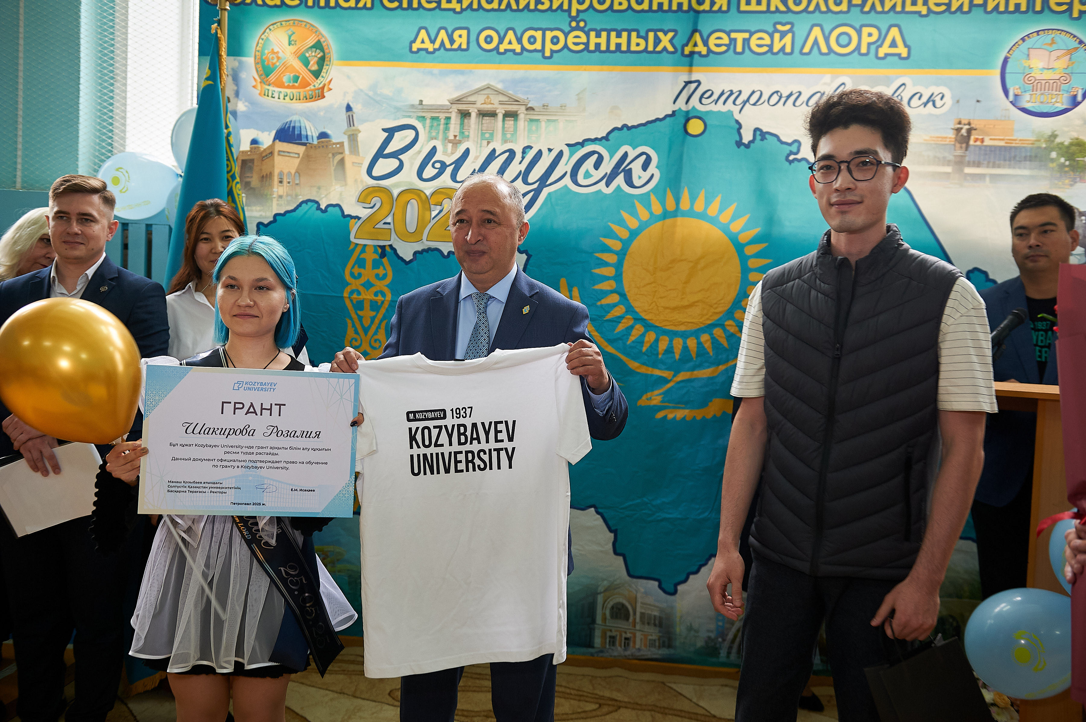 Қозыбаев университеті жастардың болашағына қамқорлықпен қарайды: мектеп түлектеріне білім гранттары тапсырылды