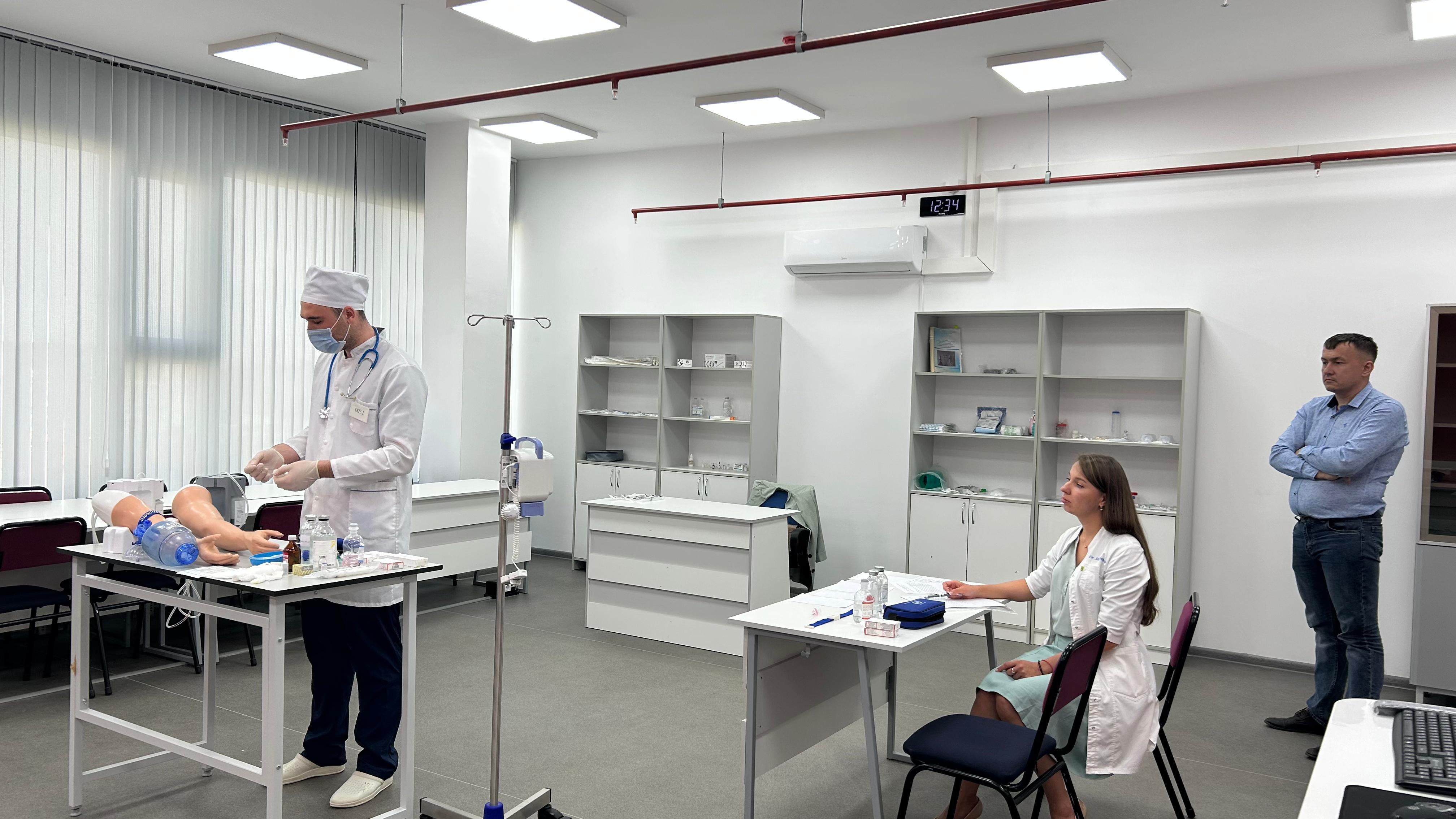 Жоғары білімнің білім беру бағдарламасы бойынша оқуды аяқтаған және қорытынды аттестаттаудан сәтті өткен бітірушілерге «денсаулық сақтау бакалавры» дәрежесі беріледі және жоғары білім туралы диплом қосымшасымен (транскрипт) және (немесе) дипломға жалпыеур