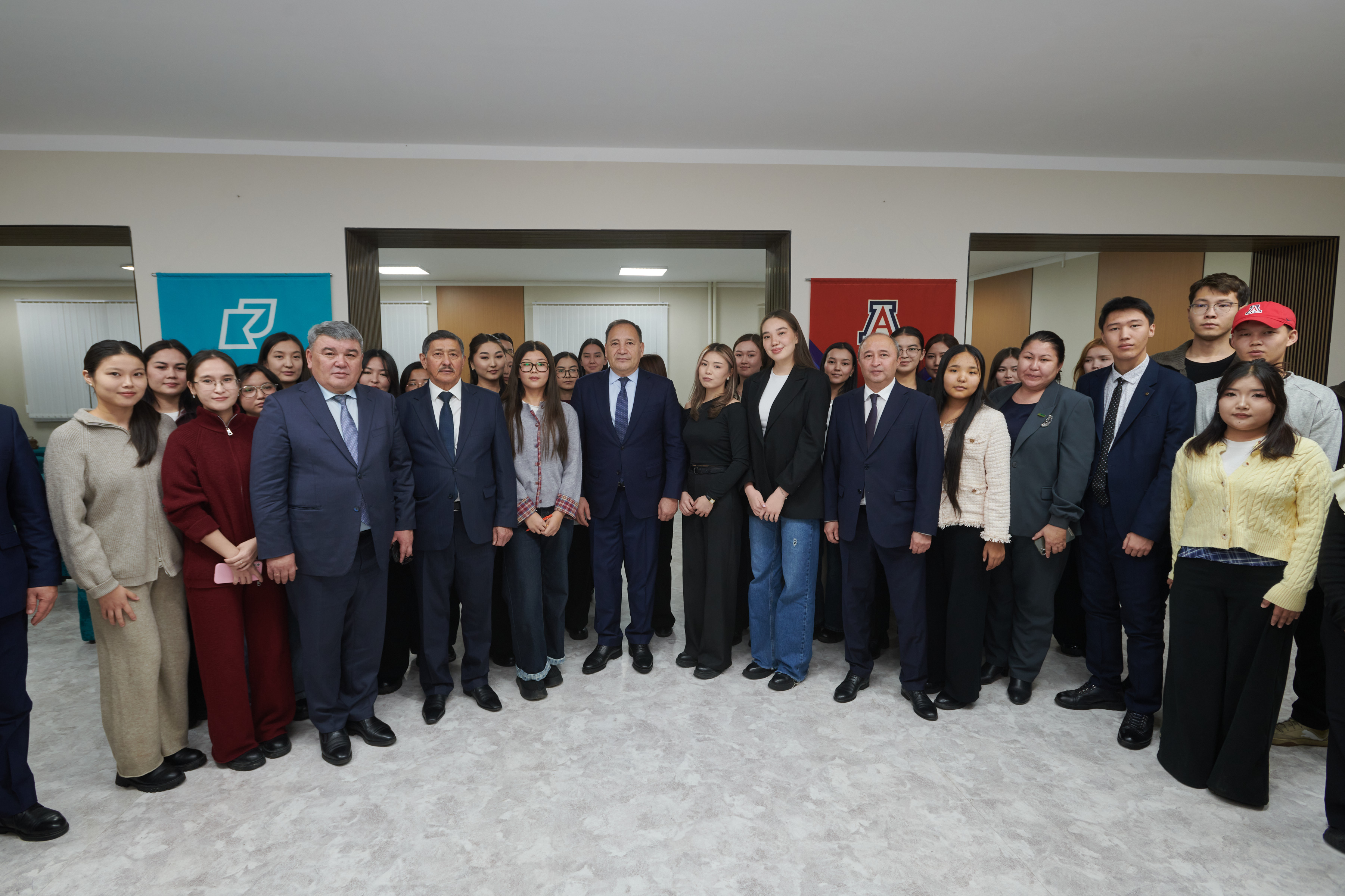 ҚР ПРЕМЬЕР-МИНИСТРІНІҢ КЕҢЕСШІСІ ЕРАЛЫ ТОҒЖАНОВ «СЕРПІН» БАҒДАРЛАМАСЫНЫҢ СТУДЕНТТЕРІМЕН КЕЗДЕСТІ