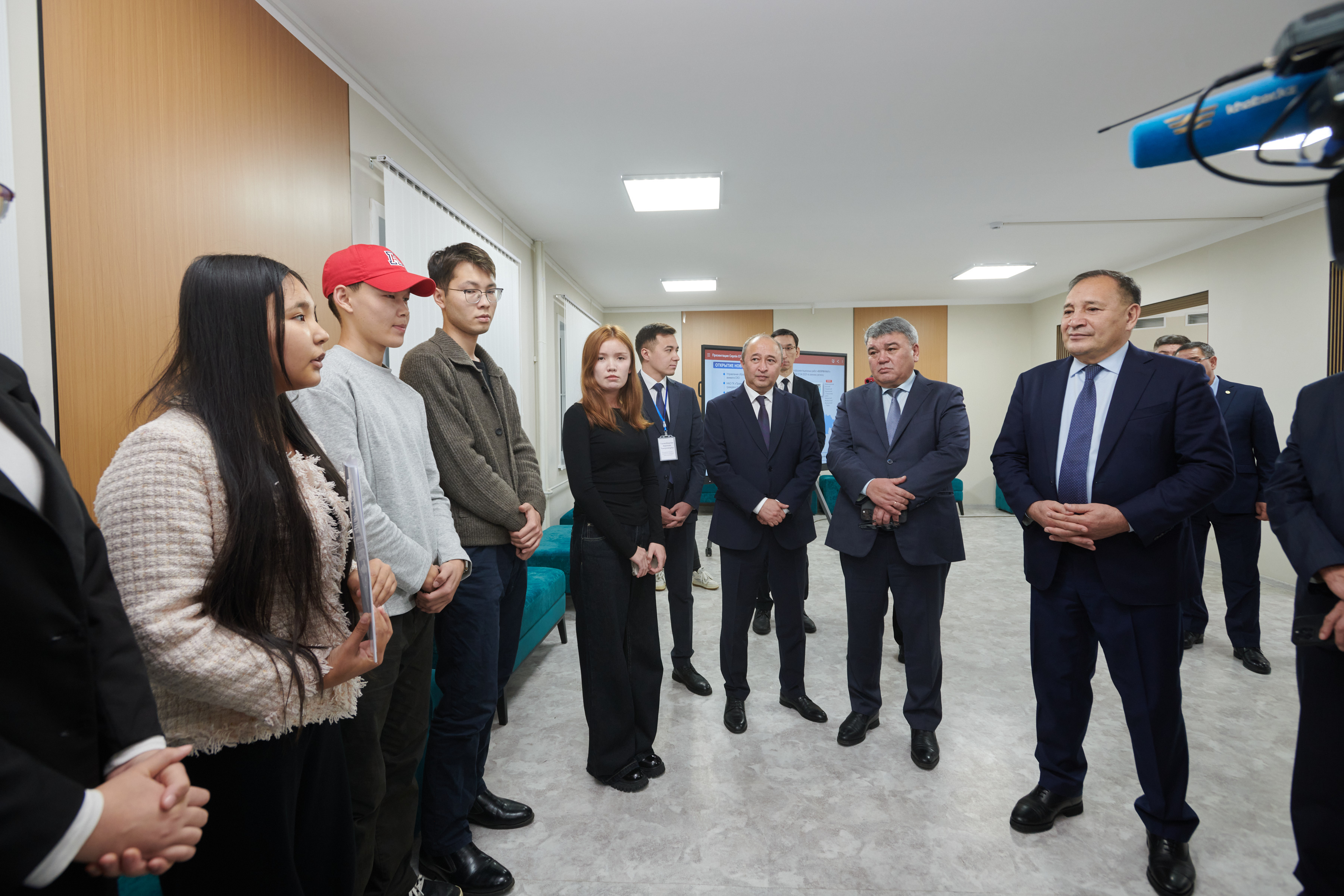 ҚР ПРЕМЬЕР-МИНИСТРІНІҢ КЕҢЕСШІСІ ЕРАЛЫ ТОҒЖАНОВ «СЕРПІН» БАҒДАРЛАМАСЫНЫҢ СТУДЕНТТЕРІМЕН КЕЗДЕСТІ