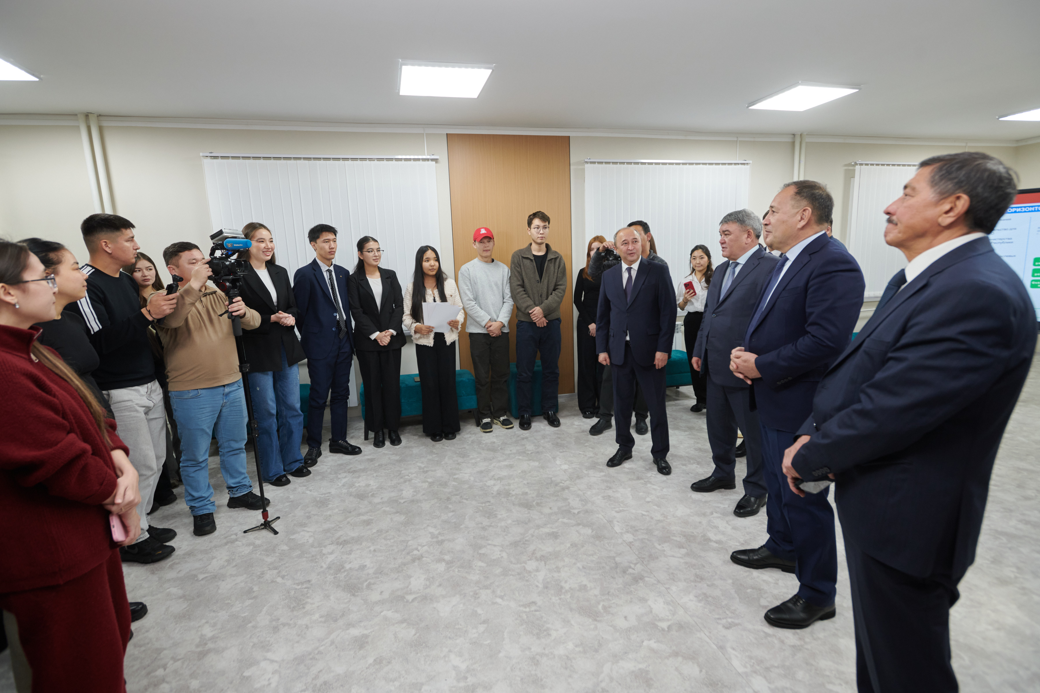 ҚР ПРЕМЬЕР-МИНИСТРІНІҢ КЕҢЕСШІСІ ЕРАЛЫ ТОҒЖАНОВ «СЕРПІН» БАҒДАРЛАМАСЫНЫҢ СТУДЕНТТЕРІМЕН КЕЗДЕСТІ