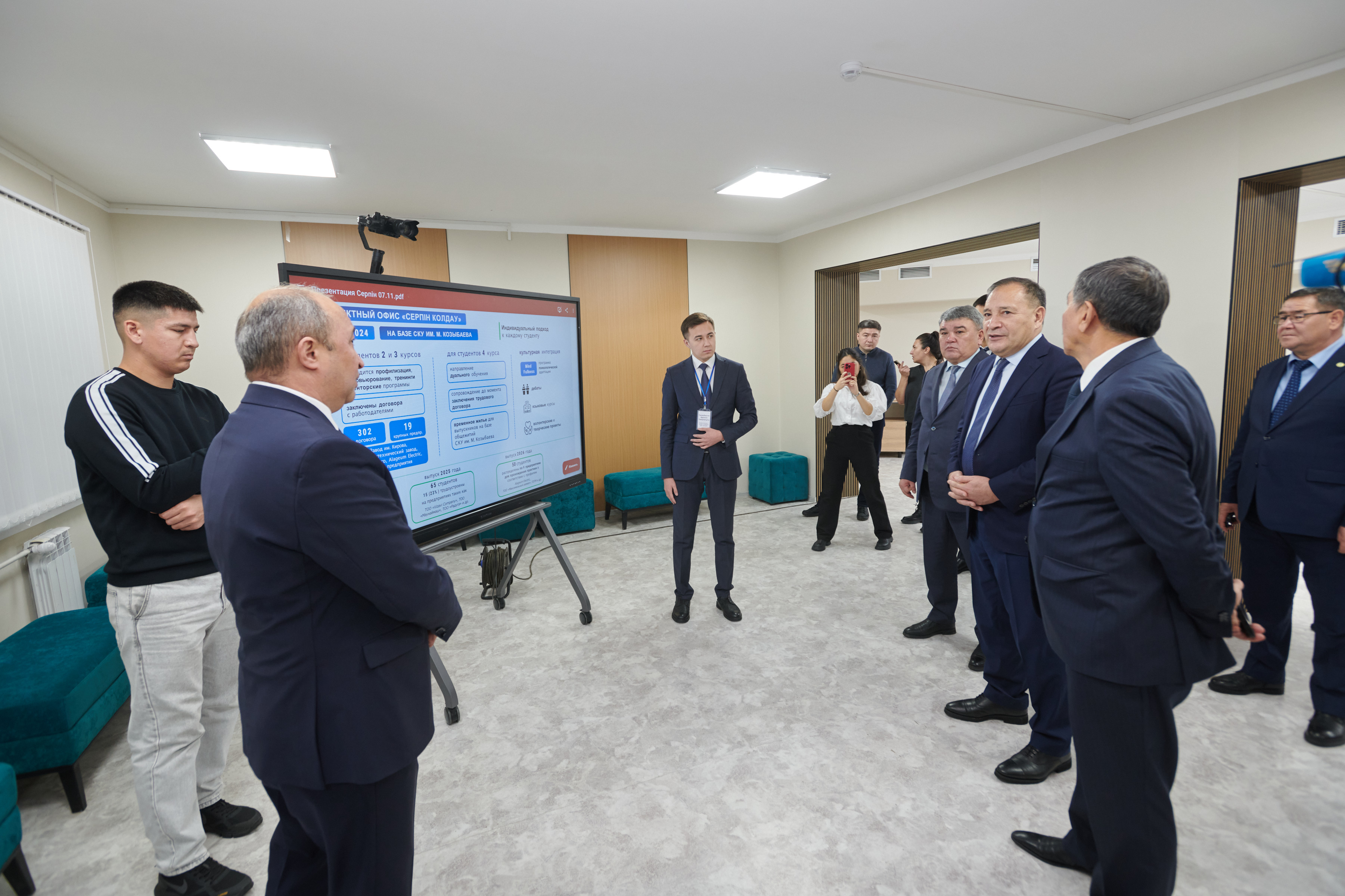 ҚР ПРЕМЬЕР-МИНИСТРІНІҢ КЕҢЕСШІСІ ЕРАЛЫ ТОҒЖАНОВ «СЕРПІН» БАҒДАРЛАМАСЫНЫҢ СТУДЕНТТЕРІМЕН КЕЗДЕСТІ