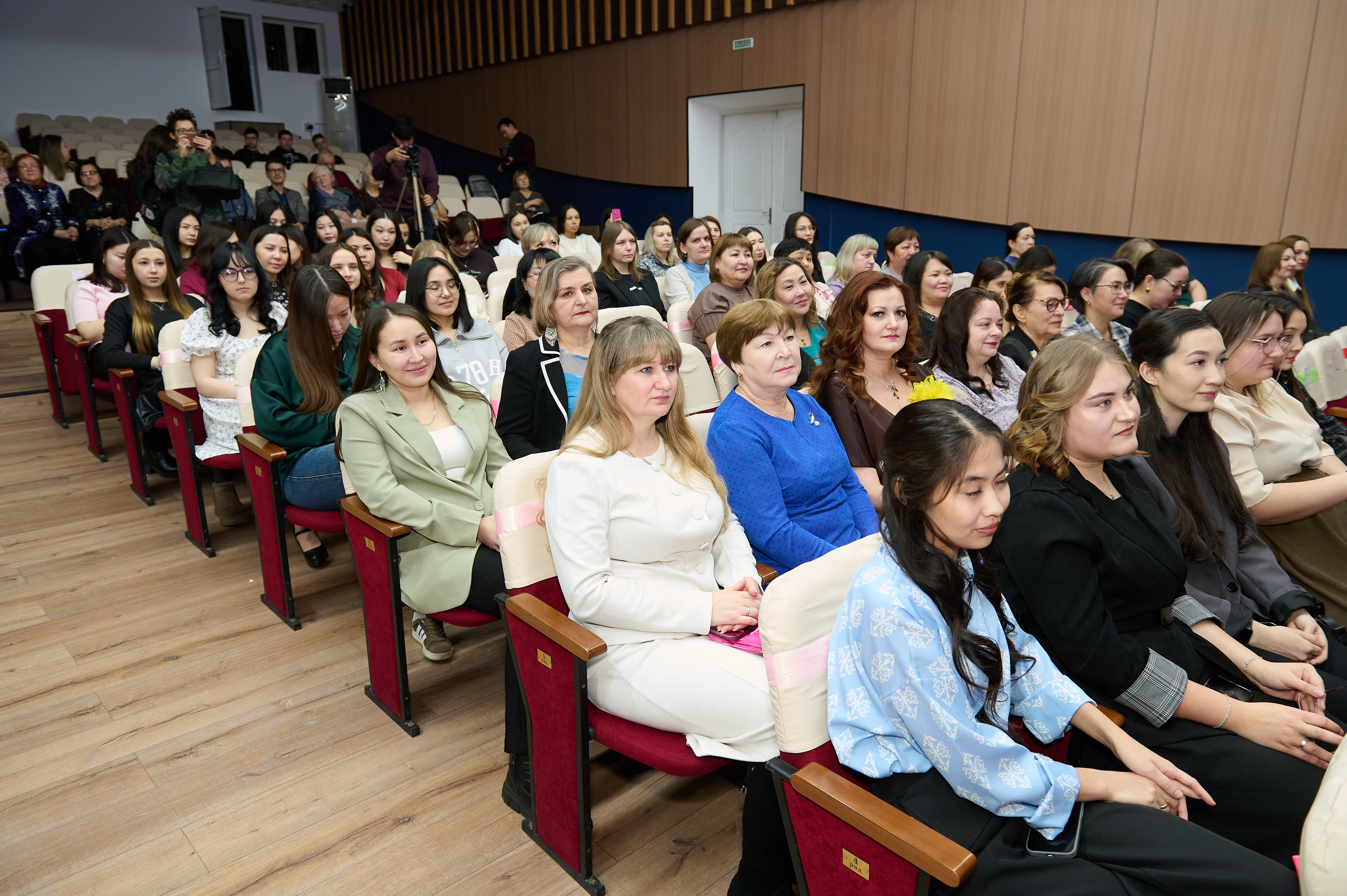 Цветы, аплодисменты и награды: в вузе поздравили прекрасную половину коллектива