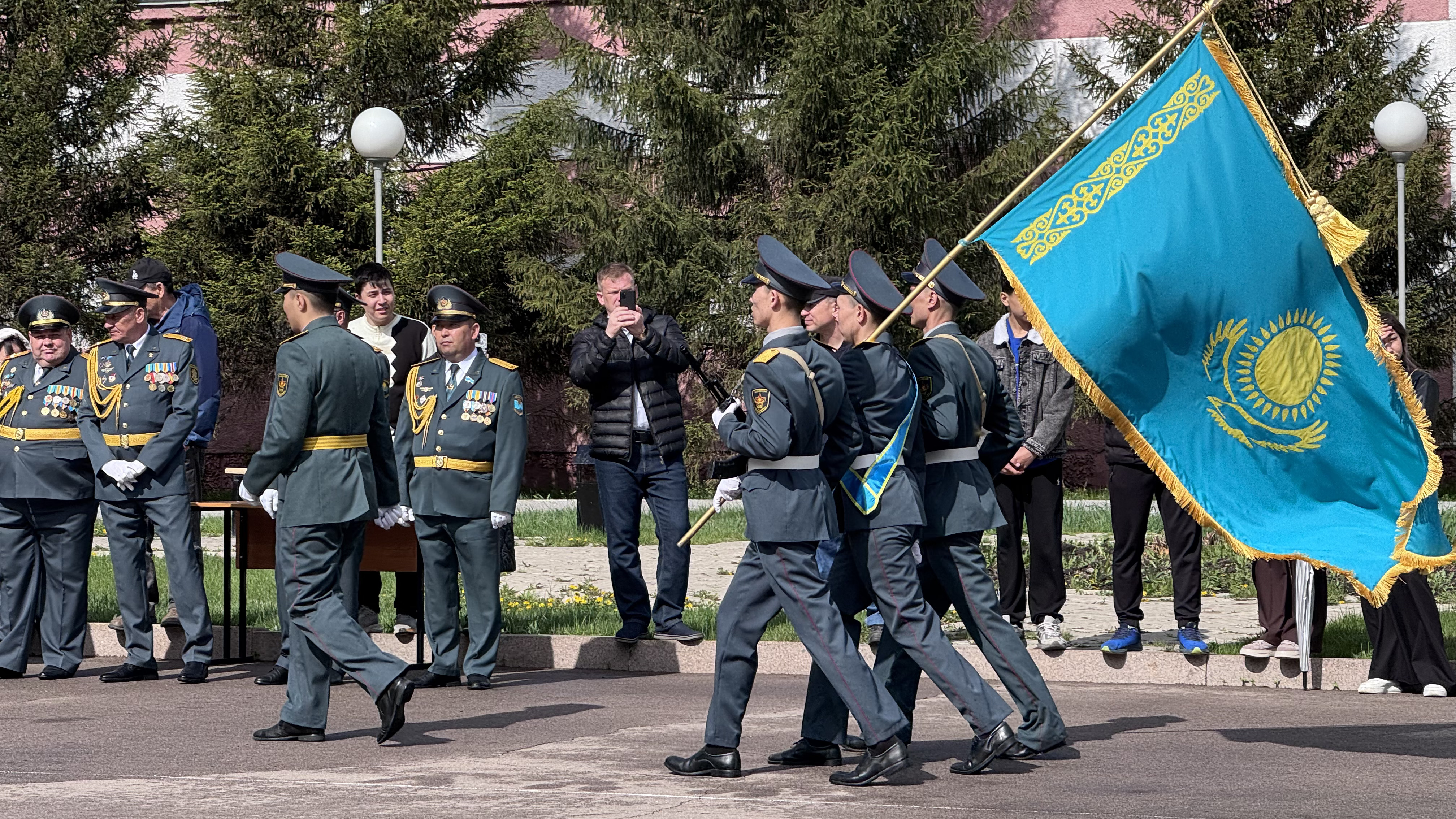Отан Қорғаушылар Күні қарсаңында студенттер әскери ант қабылдады