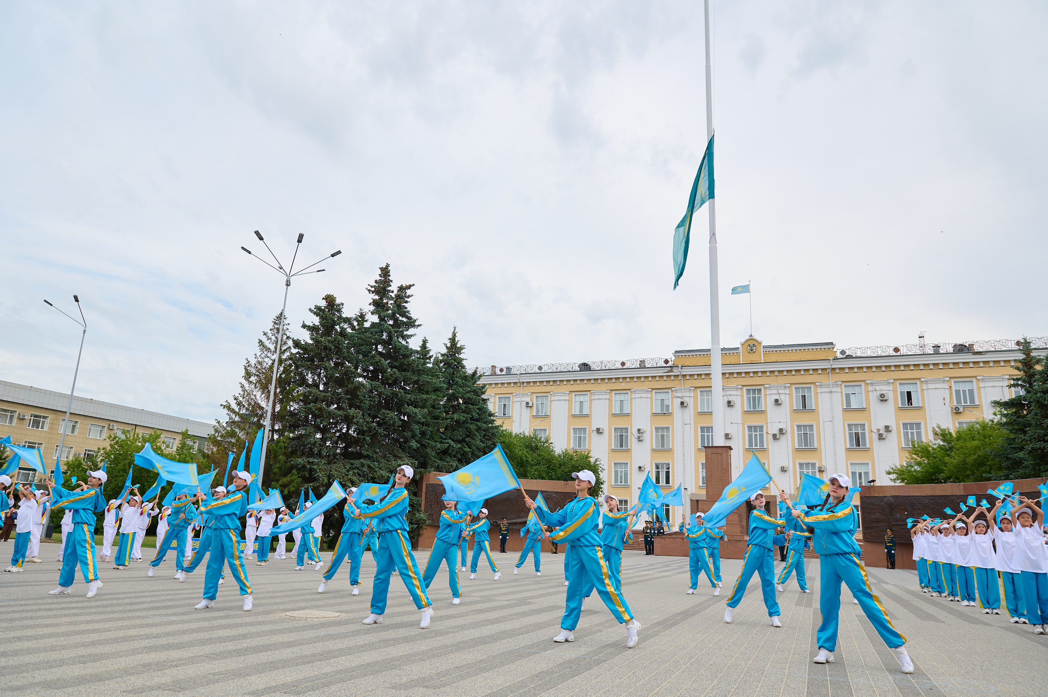 Студенты и сотрудники Kozybayev University приняли участие в праздновании Дня государственных символов