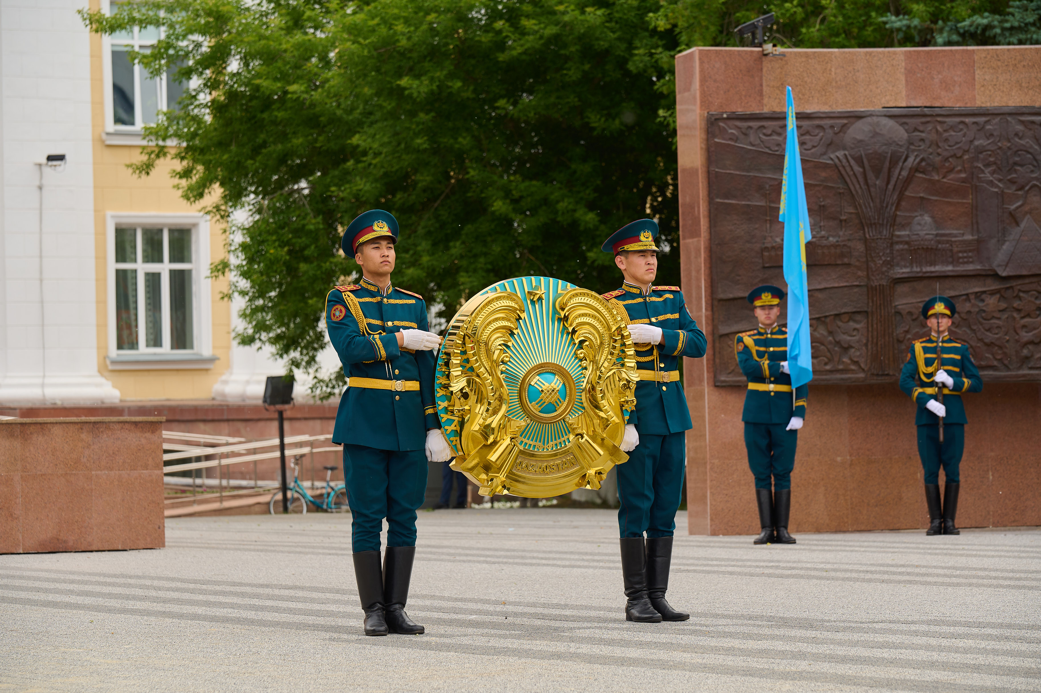 Студенты и сотрудники Kozybayev University приняли участие в праздновании Дня государственных символов