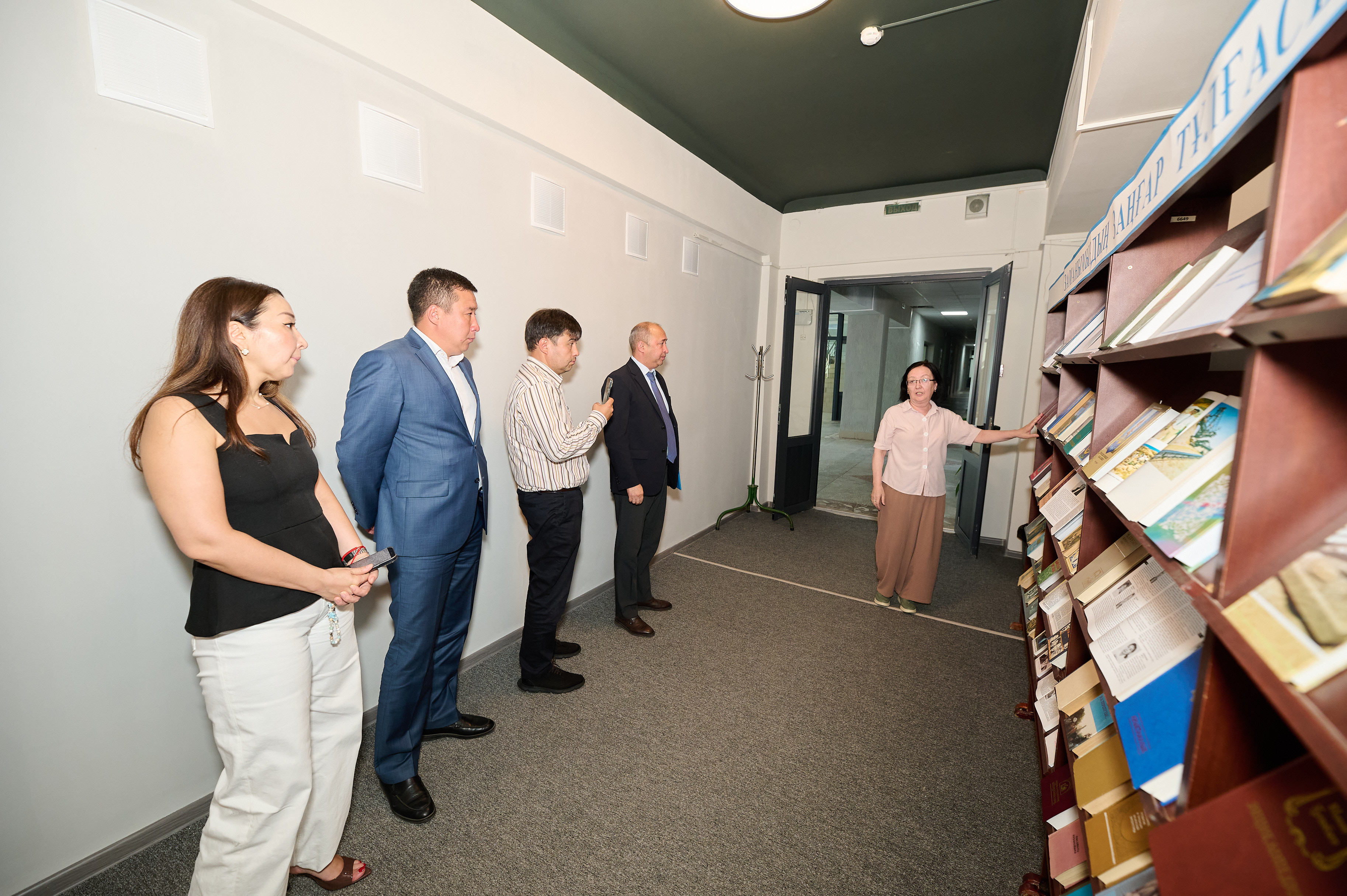 Сохраняя литературное наследие: университет получил книги Абиша Кекилбаева