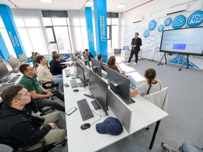 Tomorrow School начала работу