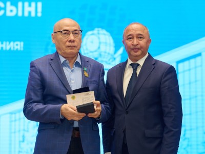 Қорытынды, марапаттар және ұрпақтар сабақтастығы: Kozybayev University-де ардагерлер, ұстаздар мен қызметкерлерге құрмет көрсетілді