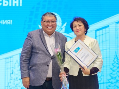 Қорытынды, марапаттар және ұрпақтар сабақтастығы: Kozybayev University-де ардагерлер, ұстаздар мен қызметкерлерге құрмет көрсетілді