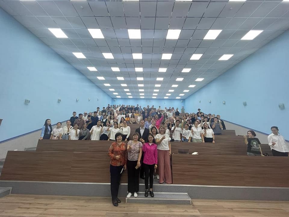 Факультет деканының 1 курс студенттерімен кездесуі